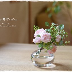 【フェイクウォーター】かわいい丸型ガラスの器に淡いピンクのバラとグリーンのミニブーケ 1枚目の画像