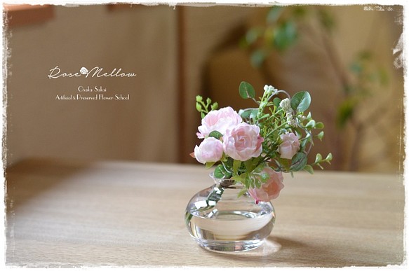 【フェイクウォーター】かわいい丸型ガラスの器に淡いピンクのバラとグリーンのミニブーケ 1枚目の画像