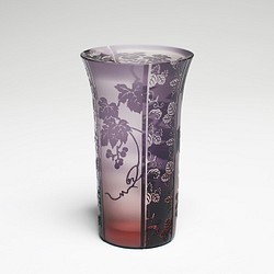 被せグラス 葡萄に桐唐草（ピンク地に紫）一口ビール・冷酒グラスに 1枚目の画像