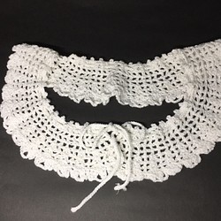 白のシンプルなレース編みのつけ襟（紐） 1枚目の画像
