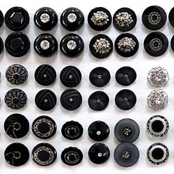 メーカー廃番品　ヴィンテージ　アンティークボタン　ブラック系（小）３　（13～15ｍｍ計４８個）bt14-3 1枚目の画像