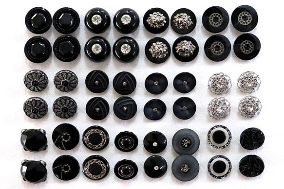 メーカー廃番品　ヴィンテージ　アンティークボタン　ブラック系（小）３　（13～15ｍｍ計４８個）bt14-3 1枚目の画像