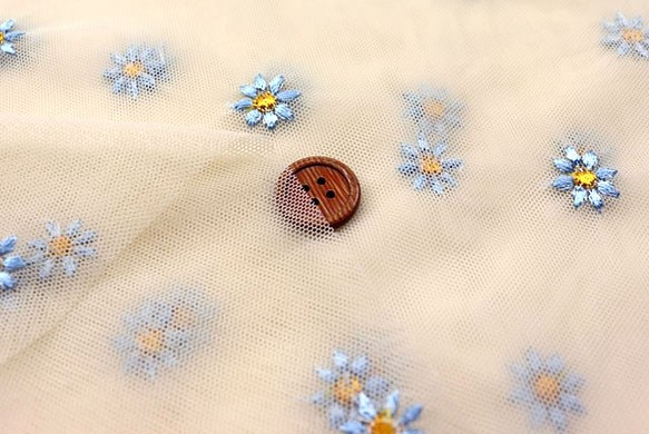 チュールレース生地　花柄　ベージュ×黄・ブルー　（約150ｃｍ×約50ｃｍ）　【ハンドメイドのための小さな布】la632 1枚目の画像