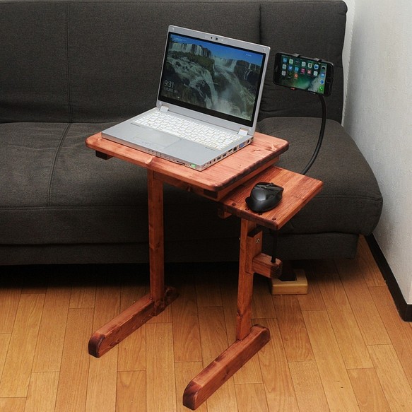 大型パソコンでもソファーで快適に使える中くらいの2本足のテーブル　スマートフォンホルダー付き　チェリー 1枚目の画像
