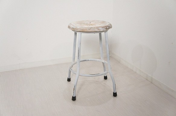 レトロな鉄脚スツール 座面チーク 無垢材 丸椅子 チェア ホワイトウォッシュ 1枚目の画像