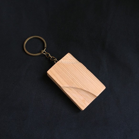 ケケ_ _ヒノキの木材チップキーホルダー 1枚目の画像