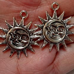 初夏感謝セール　2個セット　横顔お月さんとギザギザ太陽チャーム　24x4mm 1枚目の画像