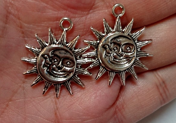 初夏感謝セール　2個セット　横顔お月さんとギザギザ太陽チャーム　24x4mm 1枚目の画像
