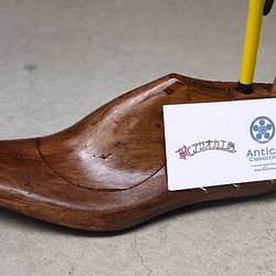 靴木型のペンスタンド（カードスタンド機能付） 1枚目の画像