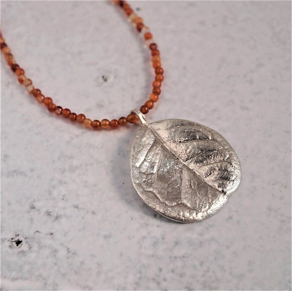 Feijoa leaf necklace (round) {P074SV(NS)} 1枚目の画像