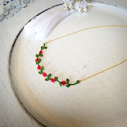 レース編み薔薇のネックレス 1枚目の画像