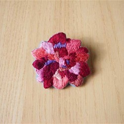 薔薇の刺繍ブローチ(赤） ブローチ mikony 通販｜Creema(クリーマ)