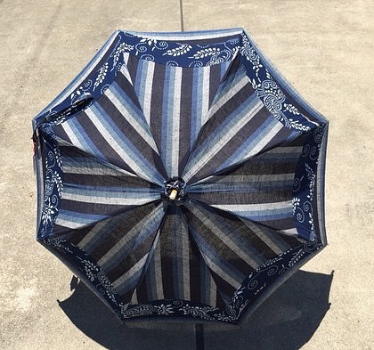 遠州綿紬と藍型手染めの日傘 初夏の持ち物 1枚目の画像