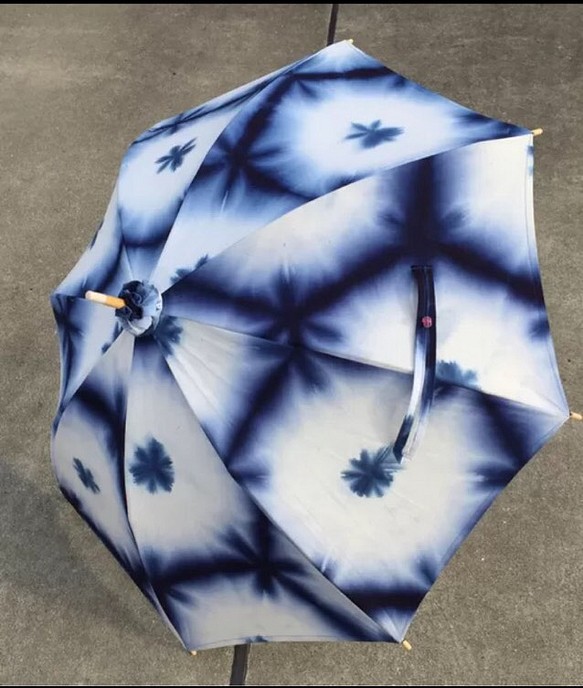 Creema限定 送料無料 雪花絞りの日傘 藍F 1枚目の画像