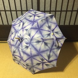 夜光貝×藍とラベンダー 手染め2柄の雪花絞りの日傘 1枚目の画像