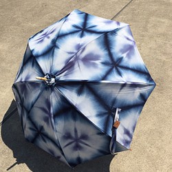 藍雪花絞り染めの日傘×瓦ボタン 1枚目の画像