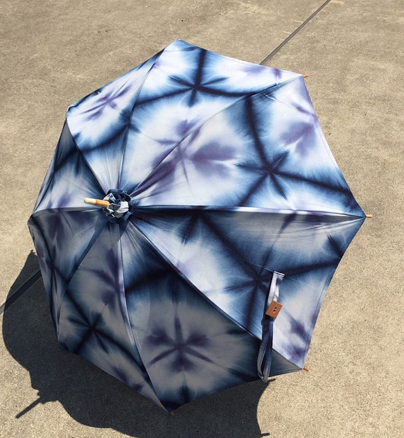 藍雪花絞り染めの日傘×瓦ボタン 1枚目の画像