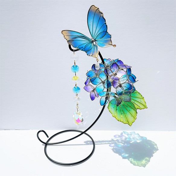 蝶と雨垂れ紫陽花のサンキャッチャー【水青金・青紫】 1枚目の画像