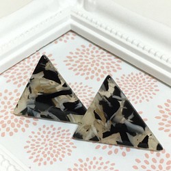大理石風♥︎︎三角ピアス(モノトーン) 1枚目の画像