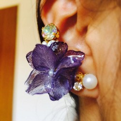 繡球花與施華洛世奇水晶的耳骨夾 第1張的照片