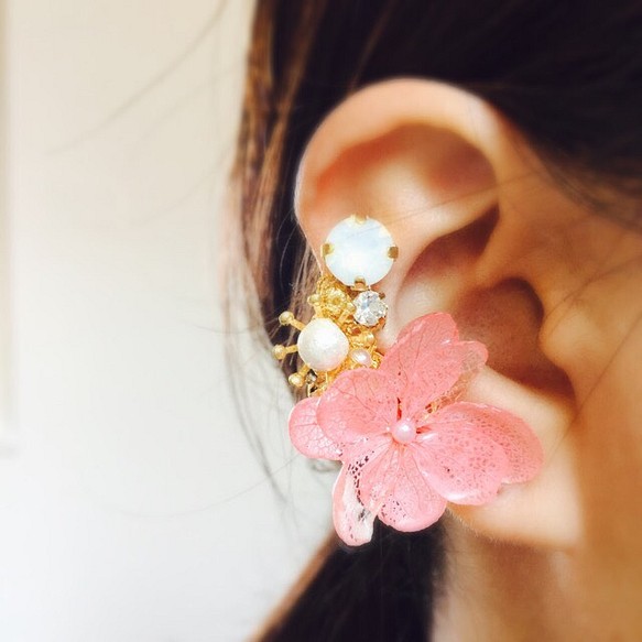 繡球花與施華洛世奇水晶的耳骨夾 櫻桃粉 第1張的照片