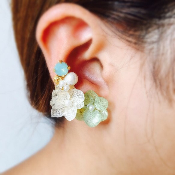 小繡球花耳骨夾＆耳夾式耳環or耳針耳環2個組 綠×白 第1張的照片