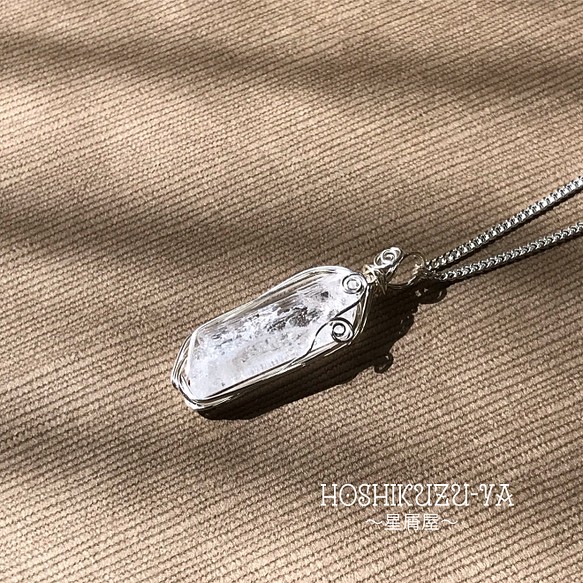 【silver925】ダンビュライト原石のワイヤーラップペンダントトップ 1枚目の画像