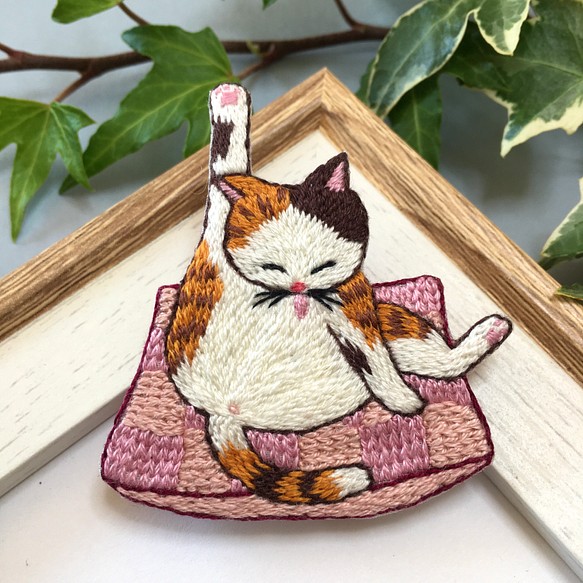 ハンドメイド 刺繍ブローチ かごの中の猫 | www.sia-sy.net