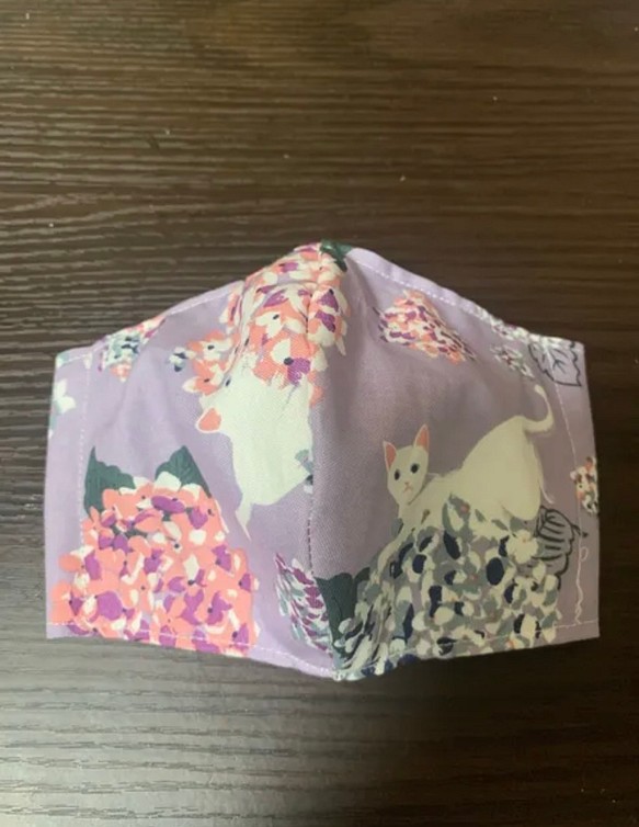 手作りマスク　ダブルガーゼ　紫陽花と猫 1枚目の画像