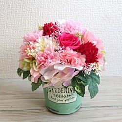 ピンクのお花のブリキ缶アレンジメント(母の日、ウェディング、敬老の日ギフト) 1枚目の画像