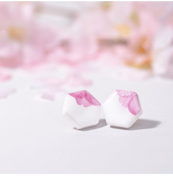 河津桜の春のイヤリング&ピアス 陶器 タイル 伝統工芸品 美濃焼 春 桜ピンク 1枚目の画像