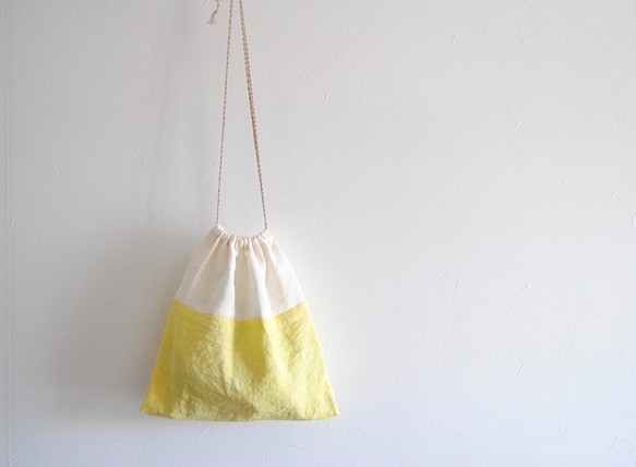 リネン巾着バッグ：植物染め：レモンイエロー 1枚目の画像