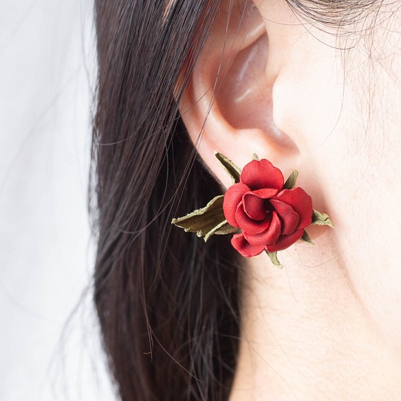 革のお花のイヤリング 赤薔薇(あかバラ) イタリアンレザー使用 ピアス変更可能 プレゼント ノンホールピアス 本革 1枚目の画像