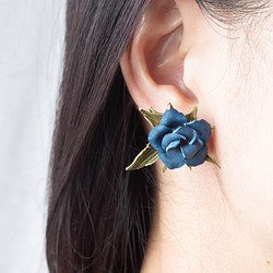 皮革花朵耳環藍玫瑰（奧玫瑰）意大利皮革二手耳環多變禮物無孔穿孔耳環真皮 第1張的照片
