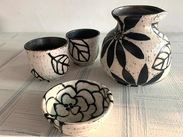 ヤン刻まれたシリーズ-花の白い陶器の水差しカップ4個_セラミック容器 1枚目の画像