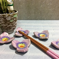 紫色淡彩幸福三瓣花筷子架_陶器筷架 第1張的照片