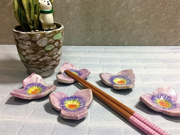 紫色淡彩幸福三瓣花筷子架_陶器筷架 第1張的照片