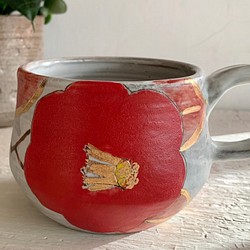 黄金の塗られた赤いハイビスカスの花_陶器マグ 1枚目の画像