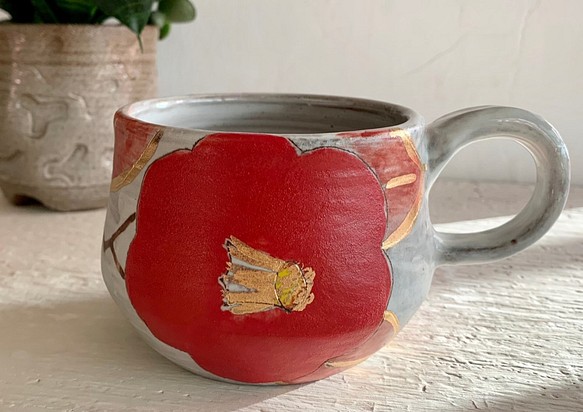 黄金の塗られた赤いハイビスカスの花_陶器マグ 1枚目の画像