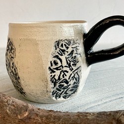削壁典雅黑白咖啡杯_陶器馬克杯 第1張的照片