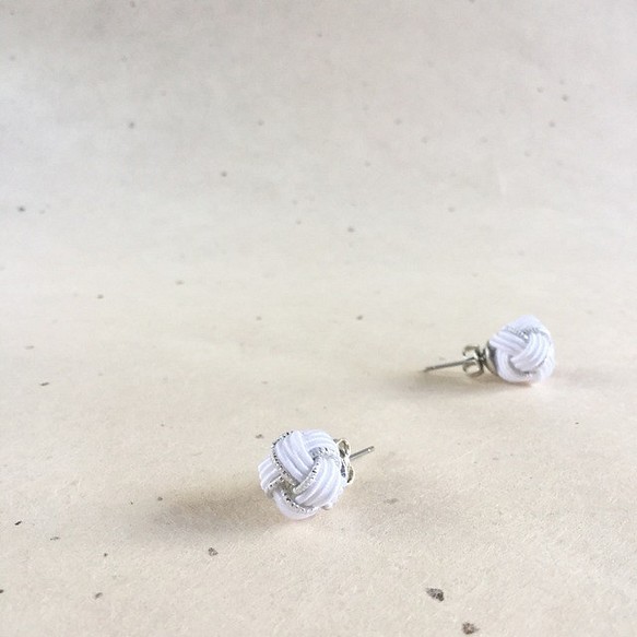 水引“Mizuhiki”製作　白色和銀色　雪　球形耳環　雙色　bi-color 第1張的照片