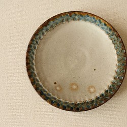 お皿　ふたば　彫り　ゴス　アメ色　径14ｃｍ　陶器 1枚目の画像