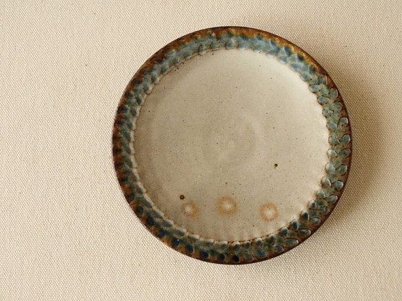 お皿　ふたば　彫り　ゴス　アメ色　径14ｃｍ　陶器 1枚目の画像
