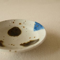 小皿　9ｃｍ　黒つぶつぶ　黒まる　青さんかく　御影土　豆皿　陶器 1枚目の画像
