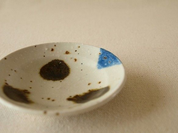 小皿　9ｃｍ　黒つぶつぶ　黒まる　青さんかく　御影土　豆皿　陶器 1枚目の画像