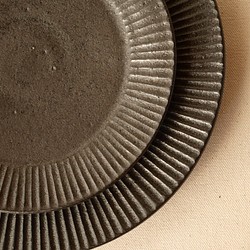 お皿　しのぎ　黒　直径約24.5ｃｍ　大皿 1枚目の画像