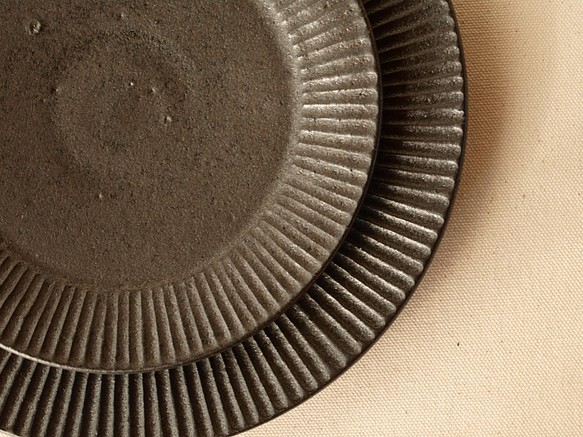 お皿　しのぎ　黒　直径約24.5ｃｍ　大皿 1枚目の画像