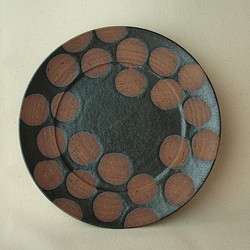 【KURO　1　】　 大皿　 黒　ドット　陶器　　23ｃｍ 1枚目の画像