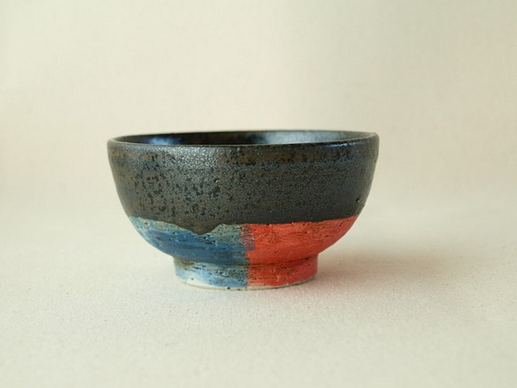 【kuro小鉢　8　】　黒　赤　青　小鉢　陶器　10ｃｍ　3.5寸 1枚目の画像