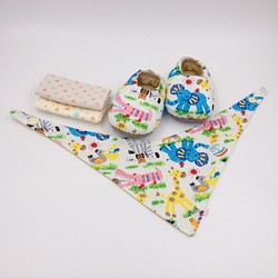 蠟繪牧野-彌月寶寶禮盒(學步鞋/寶寶鞋/嬰兒鞋+2手帕+領巾） 第1張的照片
